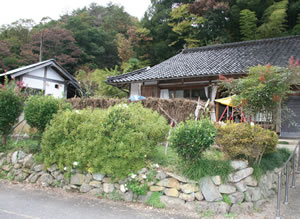 住宅は、昭和に建てられた縁側がある平屋。集落の人が探してくれ、借りることができた。慎さんも友紀さんも、縁側から見える風景が、お気に入りだ。