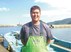 漁師となって５年目を迎えた、最年少の工藤壮太さん（23歳）。「腕っ節には自信があります」と若い力で漁に貢献