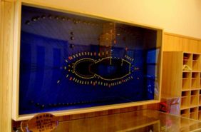 早田コミュニティーセンターに展示された、大型定置網の手作りの模型。魚がどこから入ってきて、どういう仕組みで網から出て行かないのかが分かる。