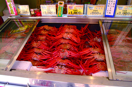 ↑↓能生漁港近くの道の駅「マリンドリーム能生」では、新鮮な海産物や加工品を販売している。