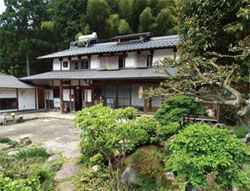 西村さん一家が借りている古民家。