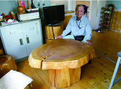 川上さんの上司の狩野さん。テーブルは狩野さんが20年前に自作した思い出の品。