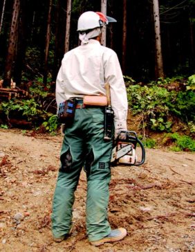 林業は危険と隣り合わせだ。現場に入るときは、専用の作業着上下に長靴、バイザー付きヘルメット、チェーンソー、鉈など"完全防備"が欠かせない。