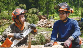 ↑長谷川代表（写真左）の林業への熱意と魅力に 惹かれ 就業を決めた。